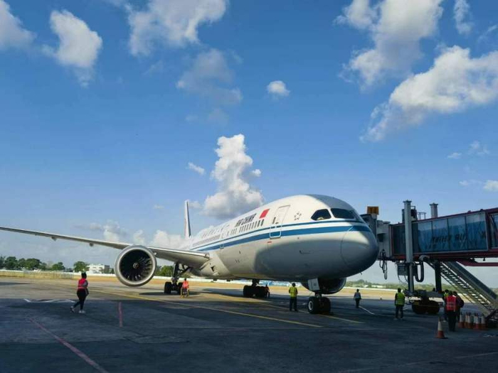 当地时间5月17日18时29分，CA865航班降落在哈瓦那何塞·马蒂国际机场。