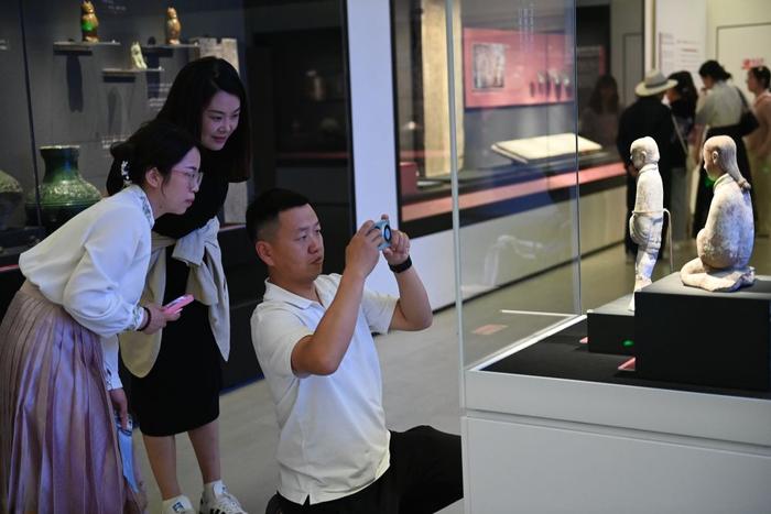   2024年5月6日，观众在陕西历史博物馆秦汉馆拍摄汉代彩绘陶俑。新华社记者 李一博 摄