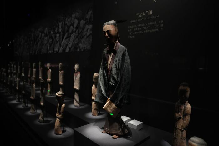   这是2024年5月13日在湖南博物院长沙马王堆汉墓陈列展厅拍摄的木俑。新华社记者 薛宇舸 摄