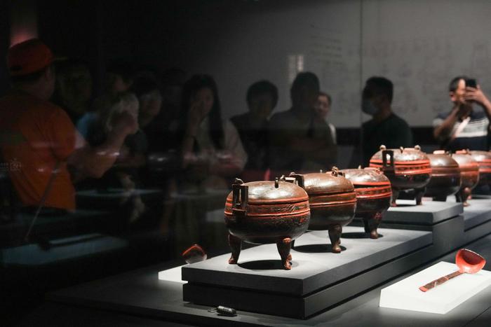   2024年5月16日，游客在湖南博物院长沙马王堆汉墓陈列展厅观赏漆木器。新华社记者 薛宇舸 摄
