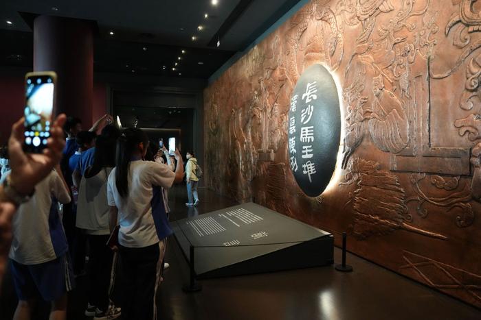   2024年5月16日，游客在湖南博物院长沙马王堆汉墓陈列展厅参观。新华社记者 薛宇舸 摄