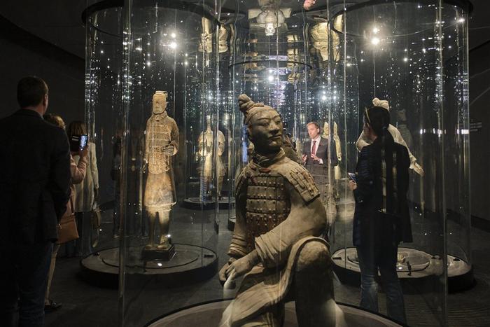   2023年3月28日，观众在西班牙阿利坎特参观“中国秦汉文明的遗产”展览。新华社记者 孟鼎博 摄