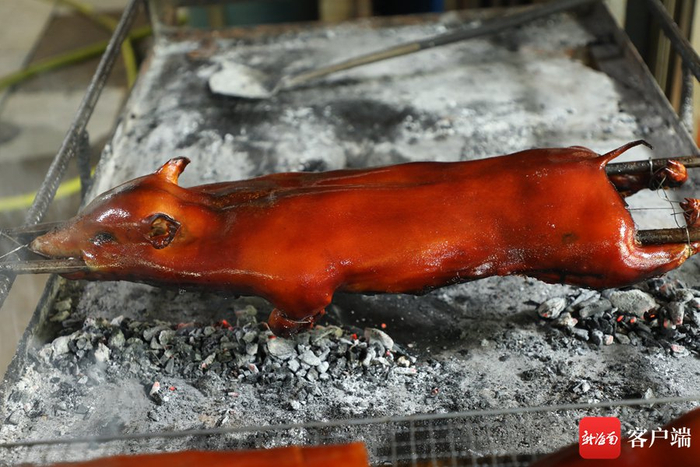  乳猪烤制的时间一般控制在一小时内，有经验的师傅烤制出来的乳猪在4-6小时内外皮不会回软。记者 郑光平 摄