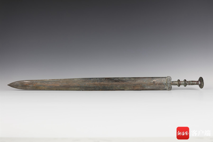 　　战国“越王亓北古”错金铭文青铜复合剑。省博物馆供图