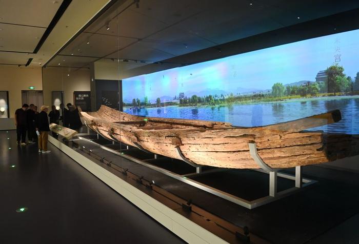   2024年5月6日，观众在陕西历史博物馆秦汉馆参观文物汉代古船“丝路一号”。新华社记者 李一博 摄