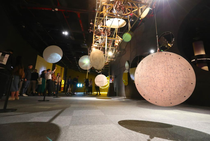 　　名为“宇宙考古—探索时空的科学艺术之旅”的展览在上海天文馆展出。新华社记者方喆 摄