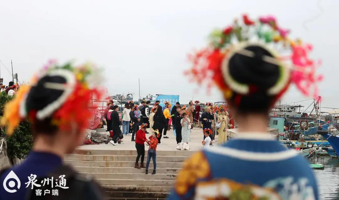 游客在丰海路海边拍照