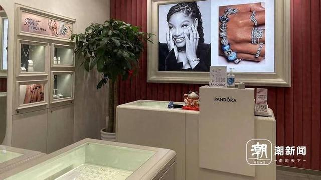 柜台里的饰品，远没有海报上的有光泽。潮新闻实习生 李桐 摄