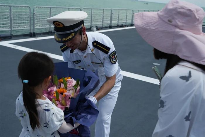  Receive flowers from local people. Photographed by Zhang Ziyi