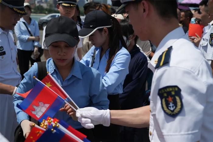  The local people are going to visit the ship. Photographed by Zhang Ziyi