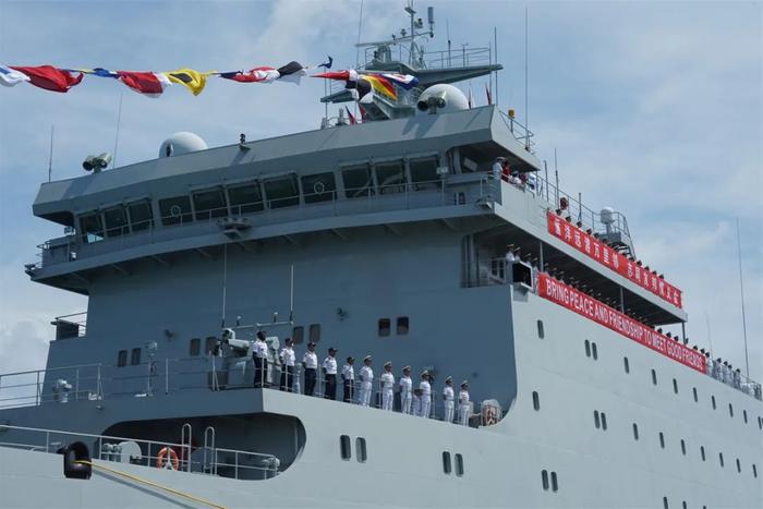  The officers and soldiers lined up on the deck of Qi Jiguang. Photographed by Sun Mingze