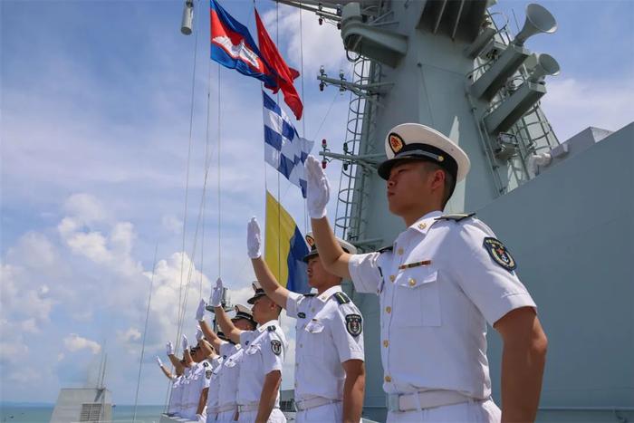  The Jinggangshan warship cadets formed up in different areas. Photographed by Qiao Chenxi