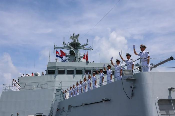  The Jinggangshan warship cadets formed up in different areas. Photographed by Qiao Chenxi