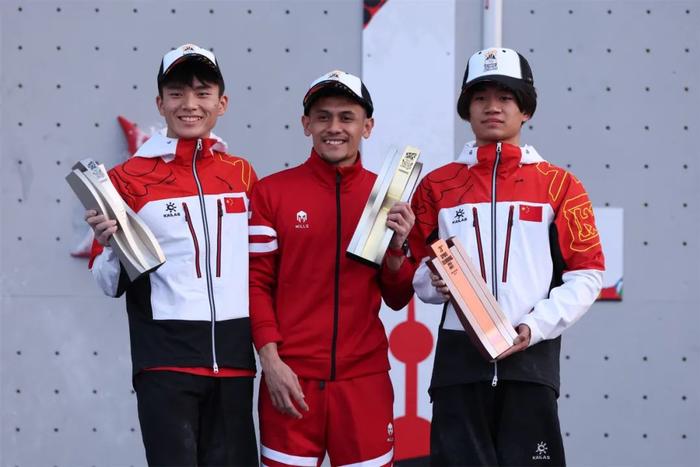 又有三名中国运动员站上领奖台！这就是中国速度！