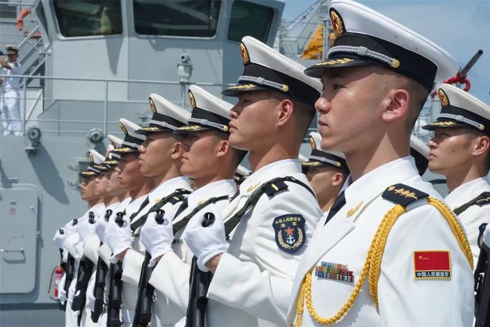  The guard of honor lined up on the deck. Photographed by Sun Mingze