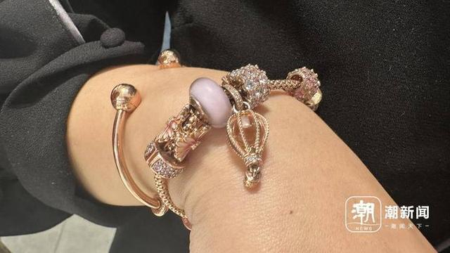 店员展示玫瑰金色手链材质为铜合金。潮新闻记者 吴越 摄