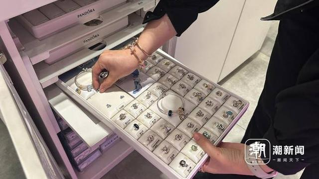 店员展示潘多拉串珠款式。潮新闻记者 吴越 摄
