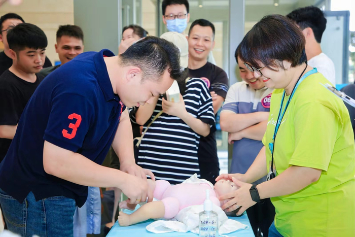 男子体验宝宝护理。医院供图