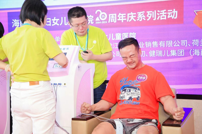 男子在体验分娩阵痛。医院供图