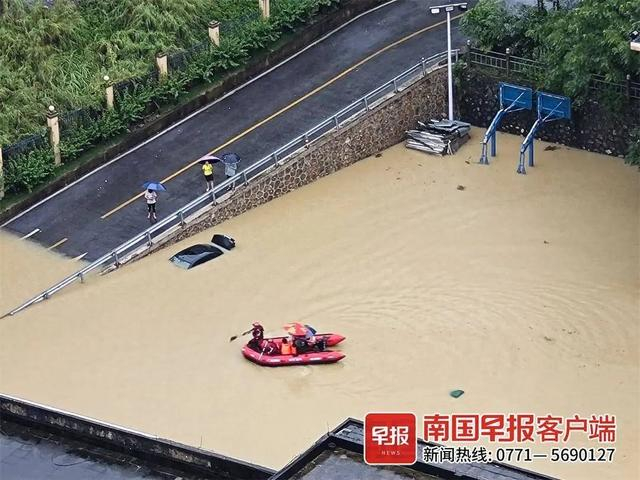 ▲救援人员在长堽路用皮划艇转移被困人员。