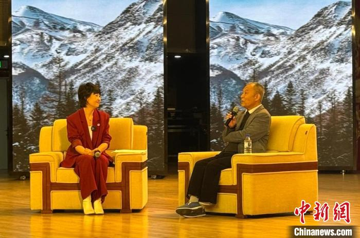  “在文学中探寻东北文脉”——著名作家梁晓声读者见面会18日在吉林长春行。李丹 摄