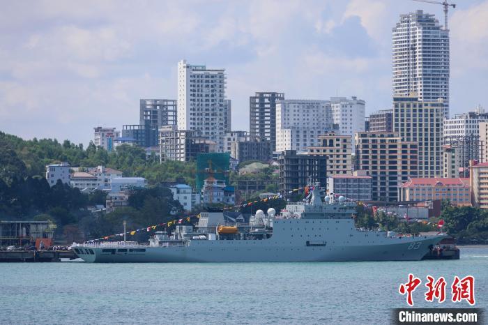 5月19日，中国海军83舰编队停靠柬埔寨西哈努克码头。乔晨曦 摄