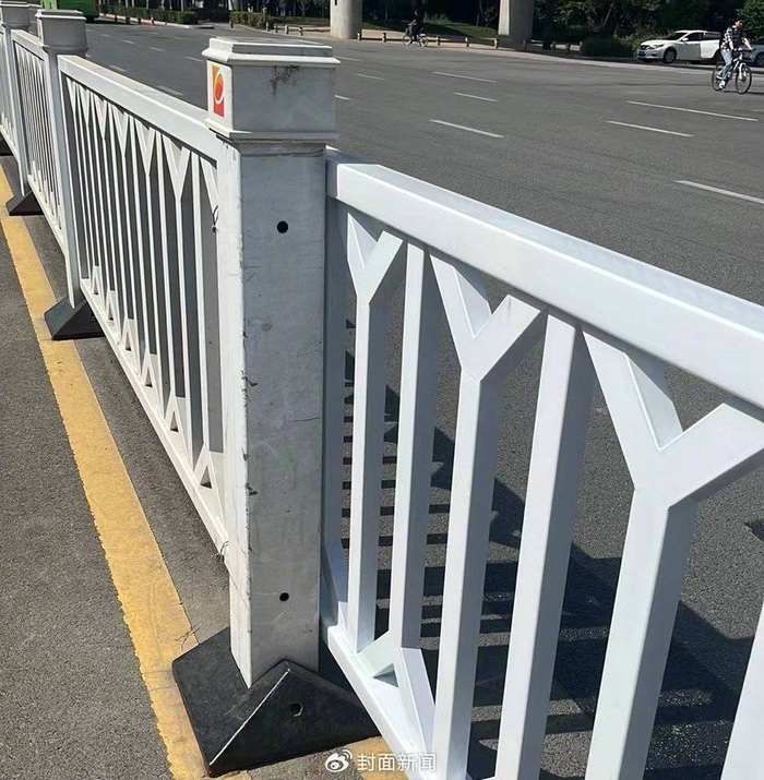 事发地点隔离带开口已安装护栏 图源受访者
