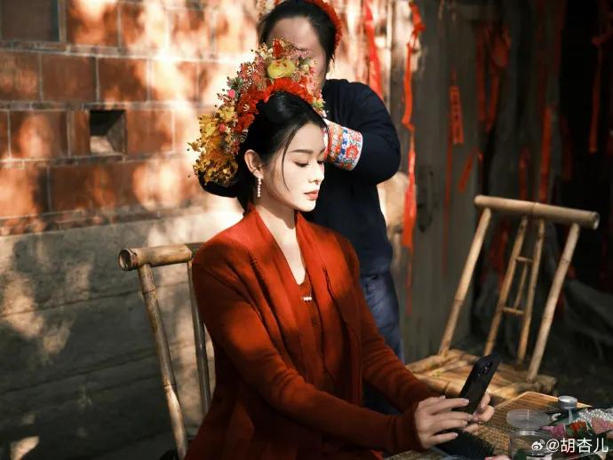 女星胡杏儿体验簪花（图源：@胡杏儿）