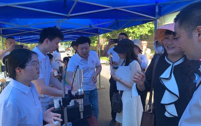 中国科学院声学研究所徐震博士为四川凉山彝族自治州雷波县的校长和老师讲解声学应用实验。受访者供图