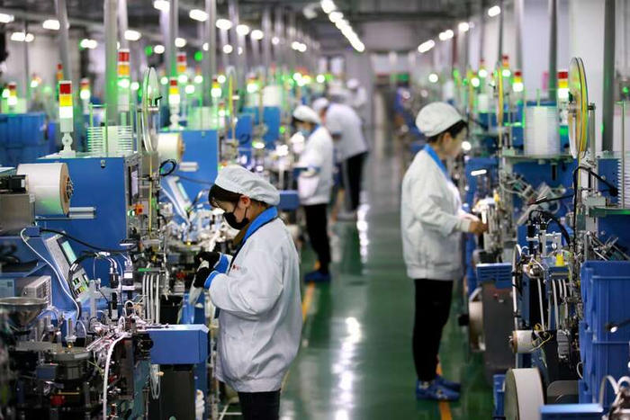 在风华高科祥和工业园高端电容基地，工人正全力赶订单。受访者供图