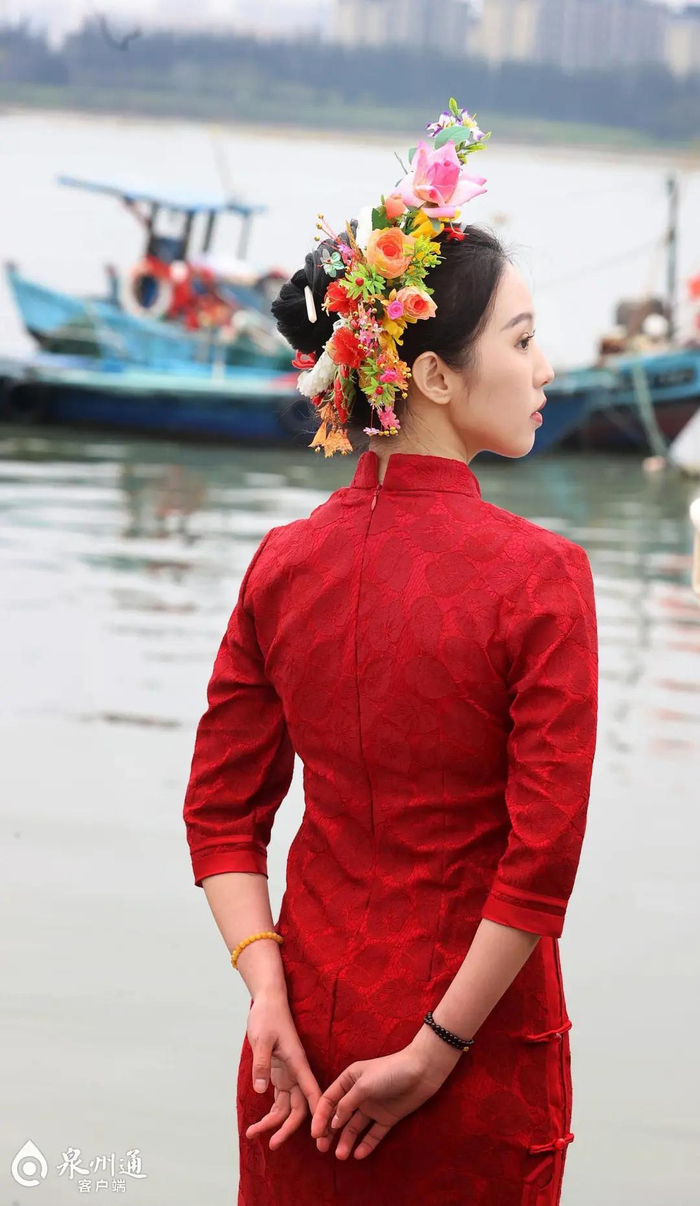 游客在丰海路海边拍照