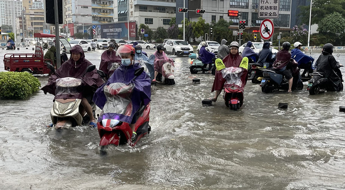 ▲南宁街头出现内涝 图据广西壮族自治区气象局