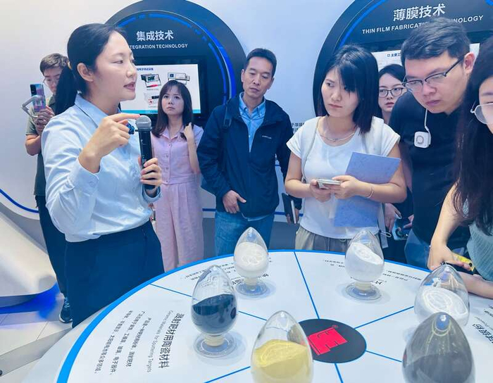 5月18日，风华高科工作人员向采访团介绍各种原材料。中青报·中青网记者 林洁/摄