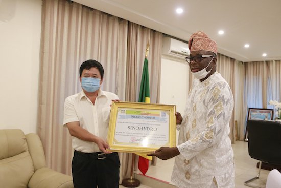 贝宁科特努市颁发嘉奖令