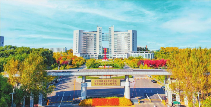         学校正门和明德大厦。本版图片由受访单位提供