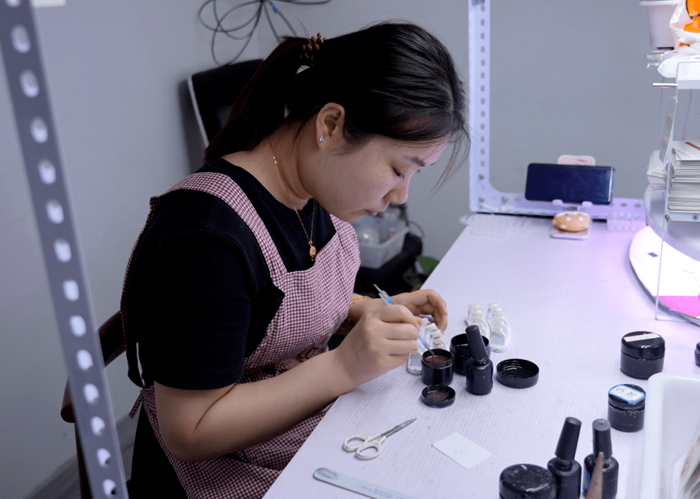 东海县一位手工穿戴甲从业人员/图源：连云港商务