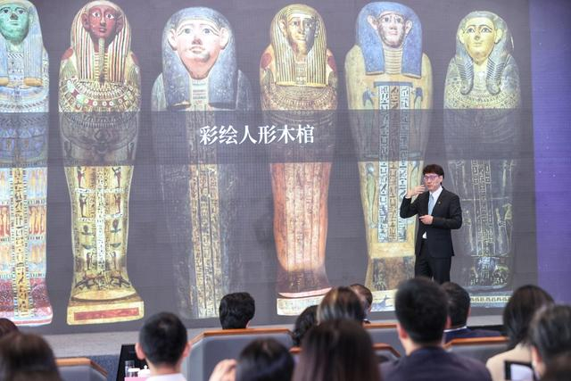 这些最新发现彩绘人形木棺都将来到上海，且仅此一站。（赖琳琳 摄）