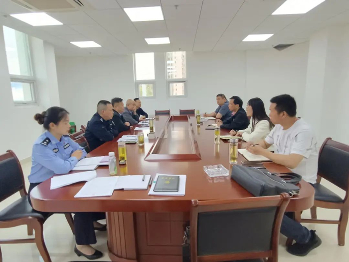 专案组民警会商研判梳理案件线索。
