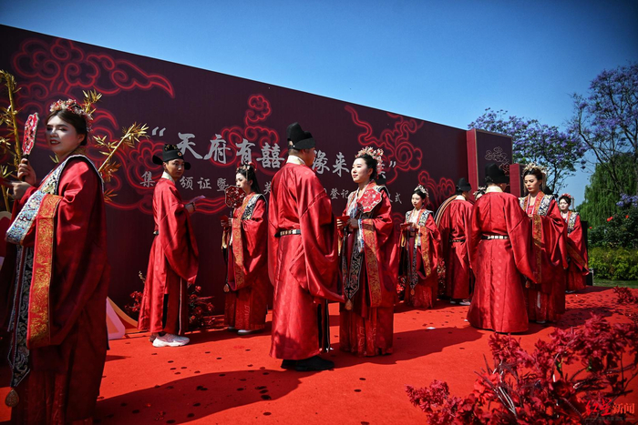 ▲天府芙蓉园婚姻登记处，参加中式集体婚礼的新人们