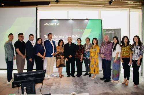 △ ADVANCE.AI与印尼金融服务管理局的 APU PPT 监管部门和新加坡企业发展局的代表们合影