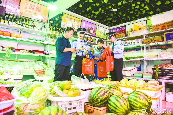 4月29日，甘肃省华亭市公安局民警深入辖区商店开展安全检查。张亚强摄