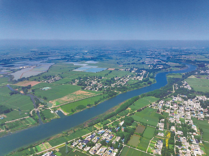 5月7日航拍的涡河。蒙城县岳坊镇戴尧村从涡河引水注入藕塘。本报记者 徐旻昊 摄