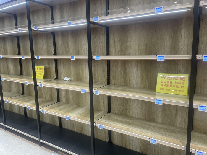 被拿空的货架。薛晶晶/摄