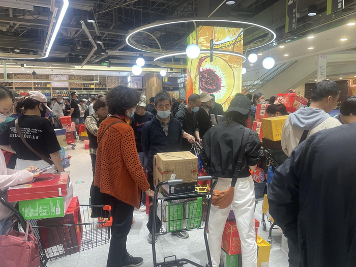 等待结账的市民。薛晶晶/摄