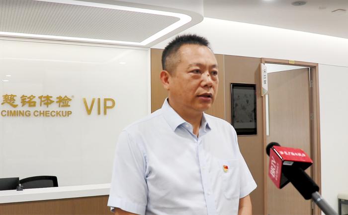 ▲慈铭集团副总裁、党委副书记杨丰伟接受采访