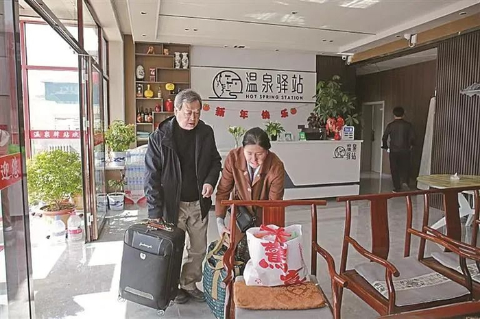 图为北京老人到隆化七家温泉小镇体验温泉康养。记者 李国强 摄