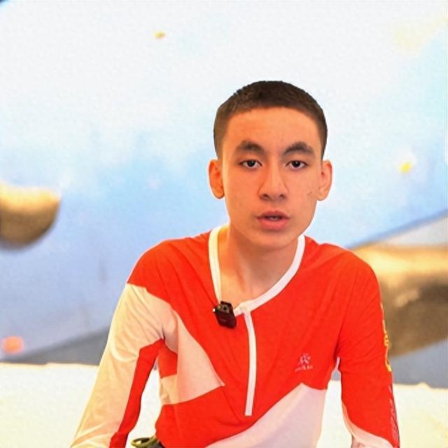新疆15岁少年成中国最年轻珠峰登顶者！曾两次想放弃挑战，被父亲劝说坚持到底