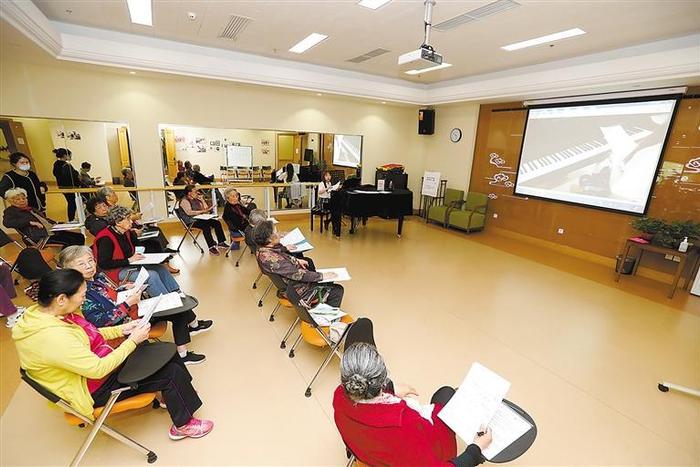 图为老人们在香河大爱书院学习钢琴演奏知识