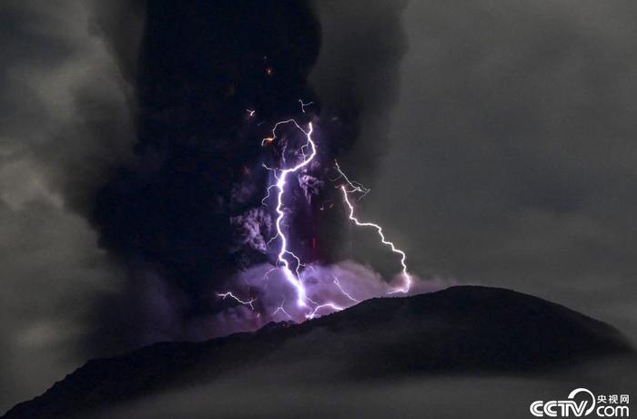 火山夕焰图片