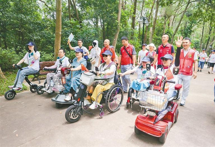     残障人士与家人一起徒步，饱览福田“五园连通”美景。   福田区残联供图